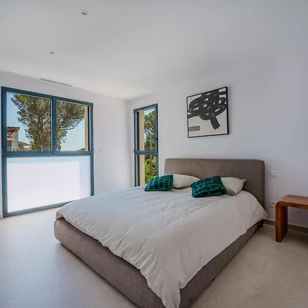Contemporary With Heated Pool Near Sea Vila