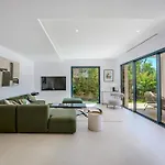 Villa Contemporary With Heated Pool Near Sea